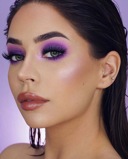 Maquillage pour les yeux violet audacieux