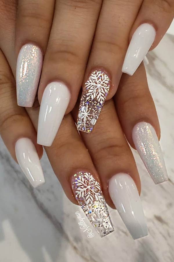 Glam White Nails με νιφάδες χιονιού