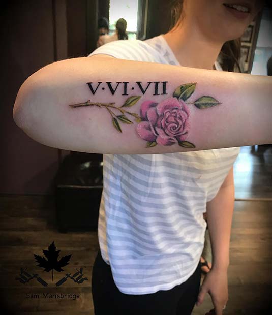 Tatouage de chiffres romains avec une rose