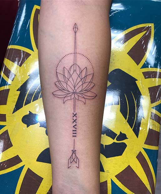 Conception de tatouage de lotus et de flèches
