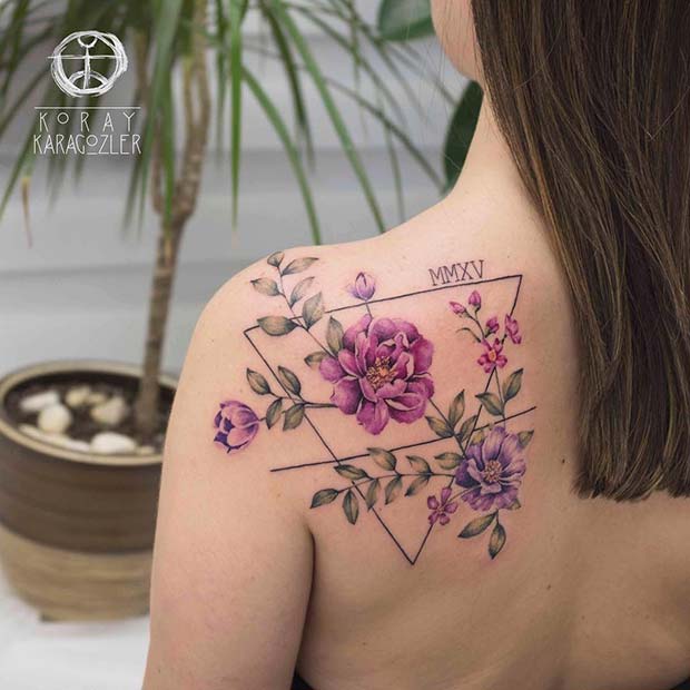 Tatouage floral avec chiffres romains