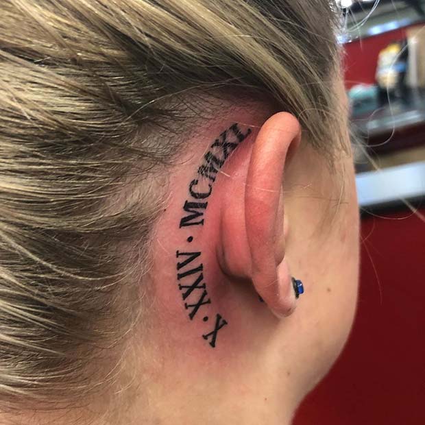 Tendance derrière l'oreille tatouage