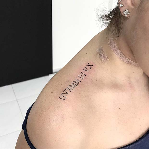 Tatouage d'épaule en chiffres romains