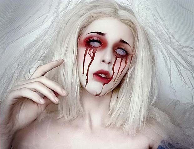 Maquillage fantôme blanc avec du sang