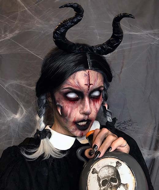 Maquillage de démon à cornes terrifiant pour Halloween