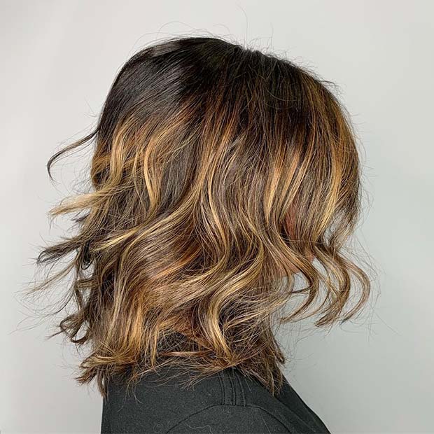 Cheveux superposés aux reflets caramel