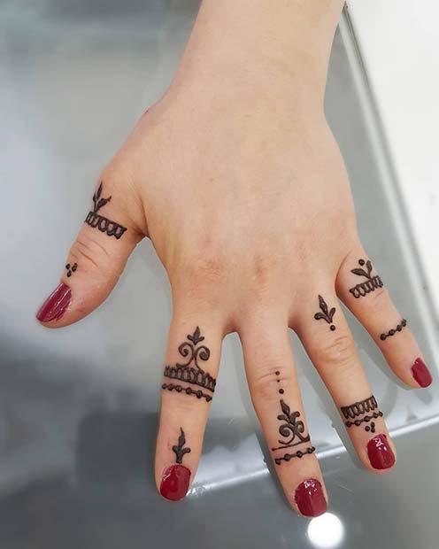 Henna Art on the Fingers