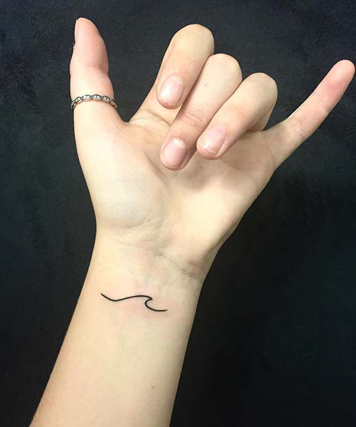 Idée cool de tatouage de vague de poignet