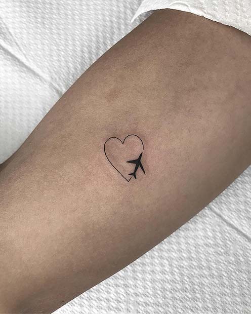 Απλό τατουάζ καρδιάς και αεροπλάνου