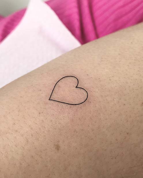 Idée de tatouage simple de contour de coeur