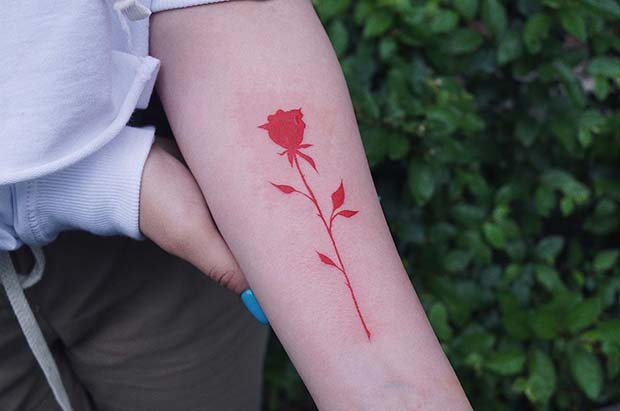 Απλή ιδέα τατουάζ με κόκκινο τριαντάφυλλο