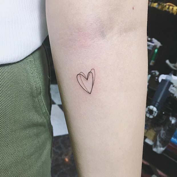 Tatouage de contour simple et double coeur