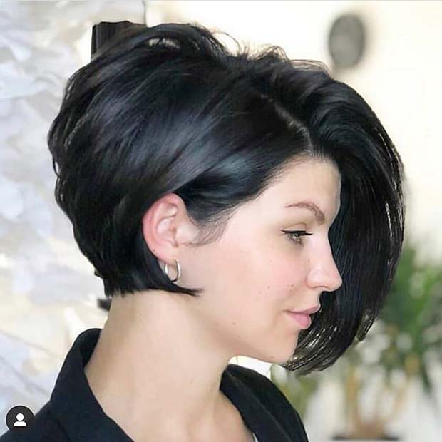 Coupe de cheveux asymétrique empilée Bob