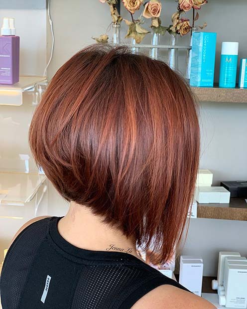 Coupe de cheveux Bob empilé rouge ardent