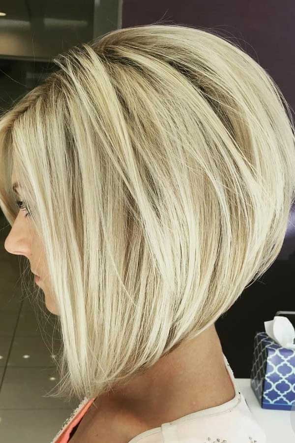 Idée de coupe de cheveux blonde empilée