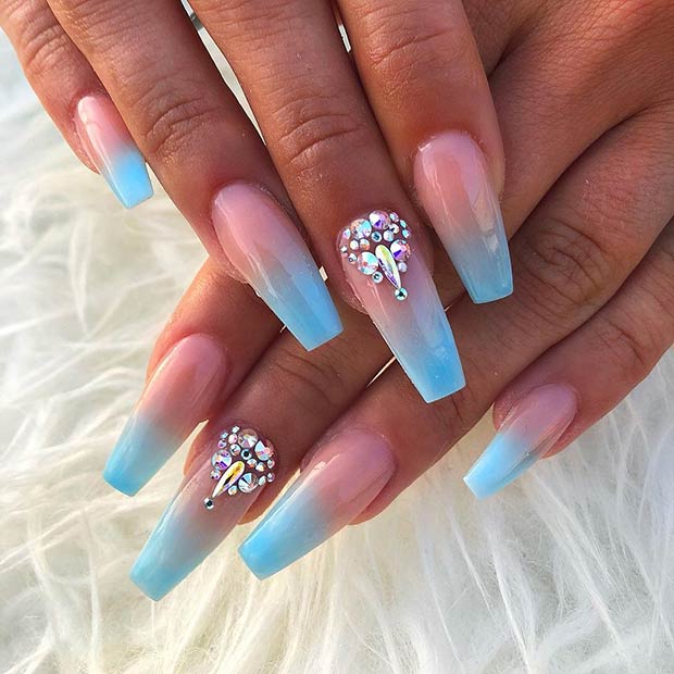 Ongles de cercueil ombrés bleu bébé