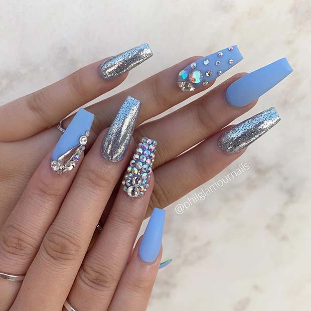 Ongles bleu glam avec strass