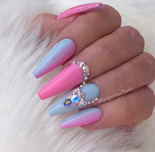 Ongles roses et bleus avec strass