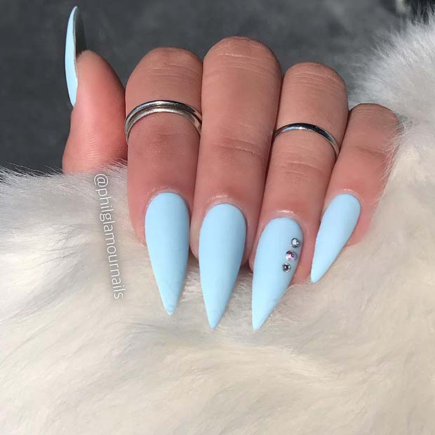 Ongles Stiletto bleu bébé avec des pierres précieuses