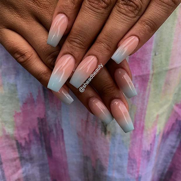 Ongles ombrés bleu ciel subtils