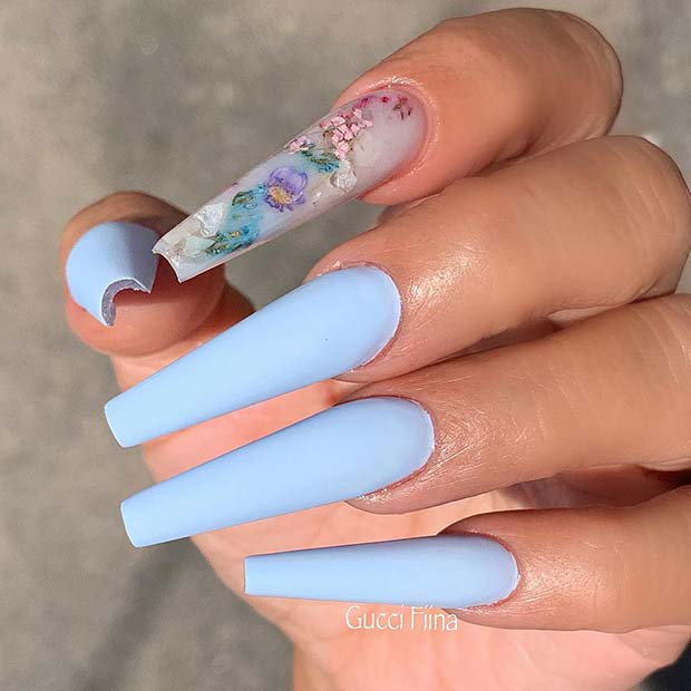 Ongles bleu bébé avec un ongle d'accent floral