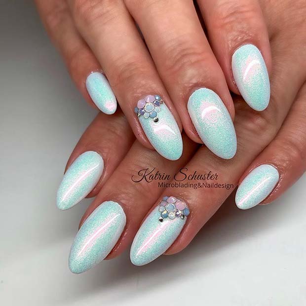 Superbes ongles bleu clair avec strass