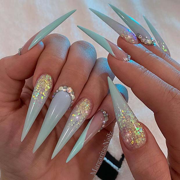 Ongles Stiletto longs et bleus glacés