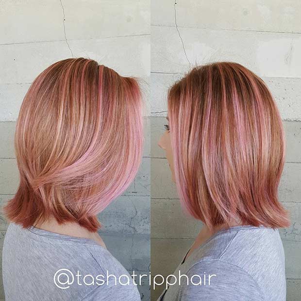 Cheveux en or rose avec des rubans de rose pâle