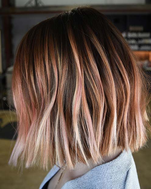 Cheveux foncés avec des reflets or rose