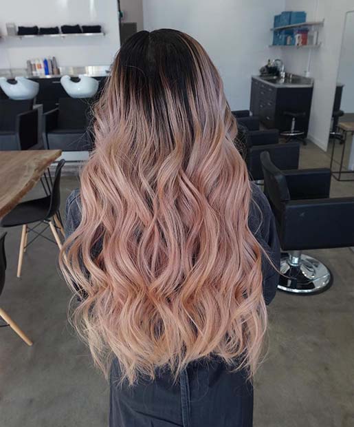 Or rose subtil avec des cheveux foncés