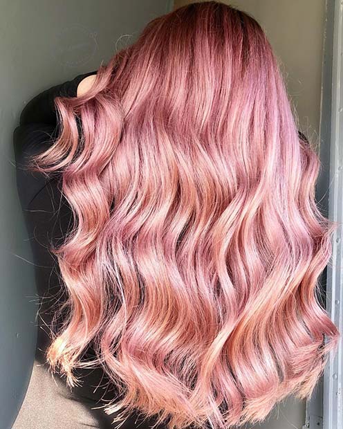 Cheveux roses avec des reflets en or rose