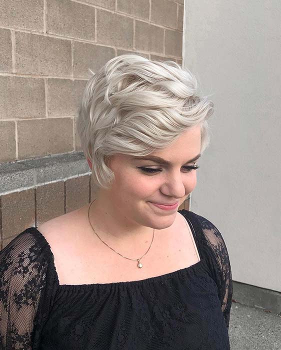 Chic Light Blonde Cut με μπούκλες