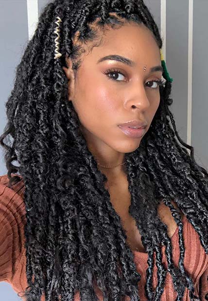 Curly Locs με κομψά αξεσουάρ