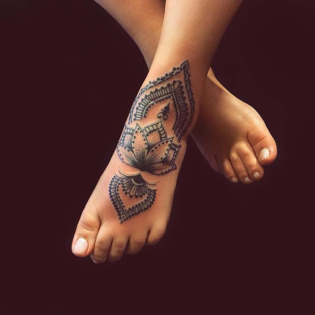 Tatouage de pied inspiré du henné