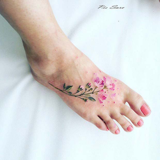 Tatouage de fleur aquarelle délicate