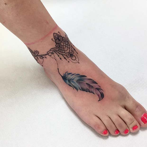 Tatouage de pied avec motif de plumes