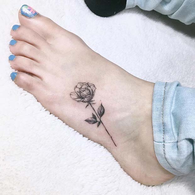 Tatouage de pied de rose unique