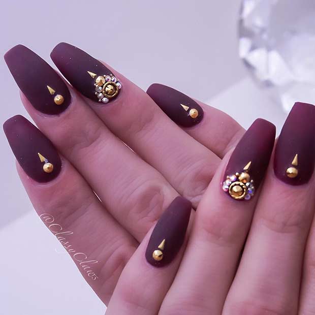 Ongles de cercueil bordeaux mats avec strass dorés