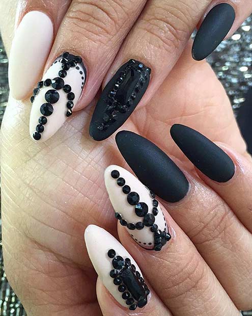 Conception d'ongles noir et blanc mat