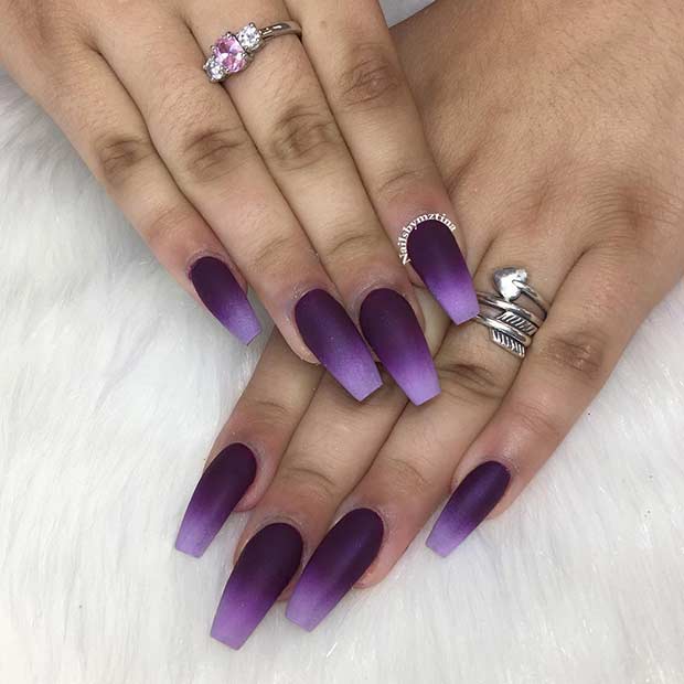 Ongles de cercueil ombrés violets mats