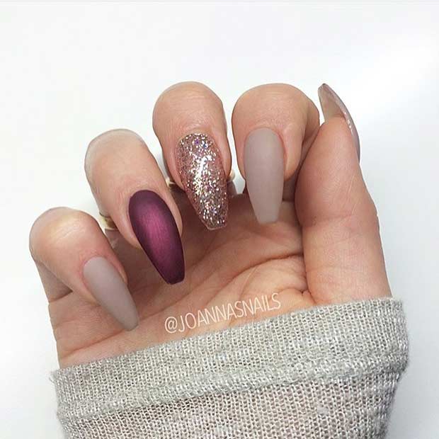 Ματ Neutral και Glitter Nail Design για Coffin Nails