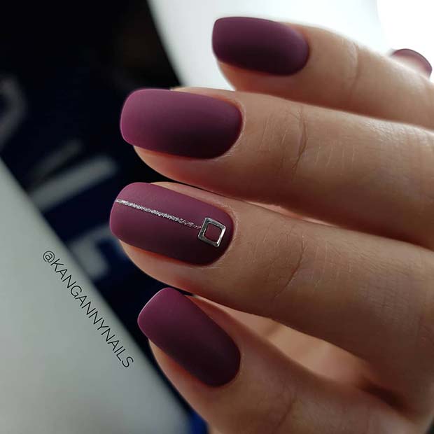 Ματ Μωβ Νύχια με Chic Accent Nail