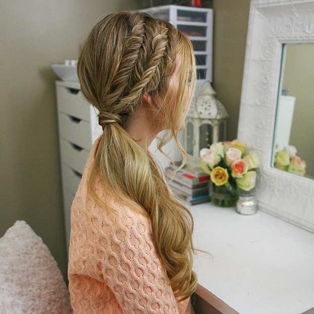 Side Ponytail Hairstyle για μακριά μαλλιά