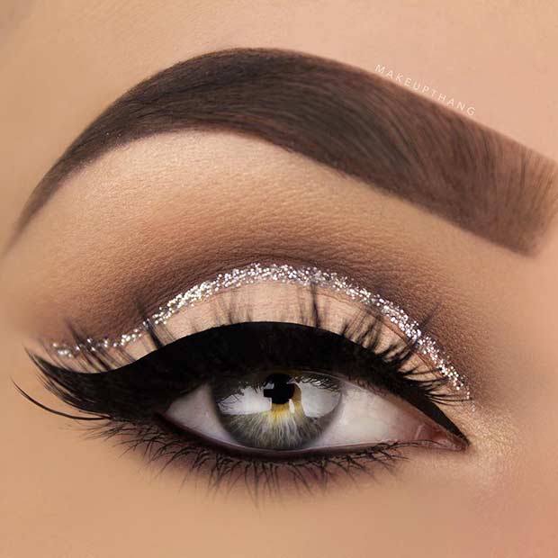 Maquillage pour les yeux à paillettes argentées pour le réveillon du Nouvel An