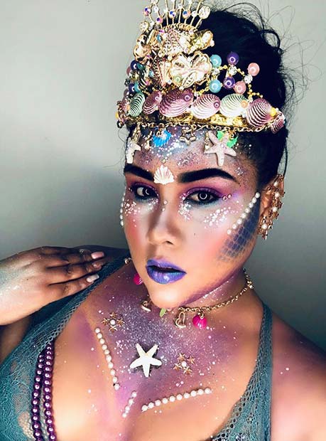 Maquillage de sirène avec des accessoires sous la mer