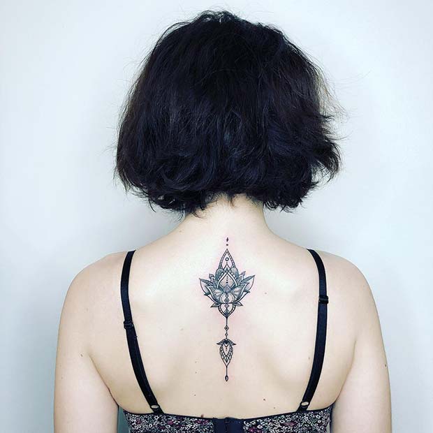 Idée de tatouage de dos de lotus à motifs