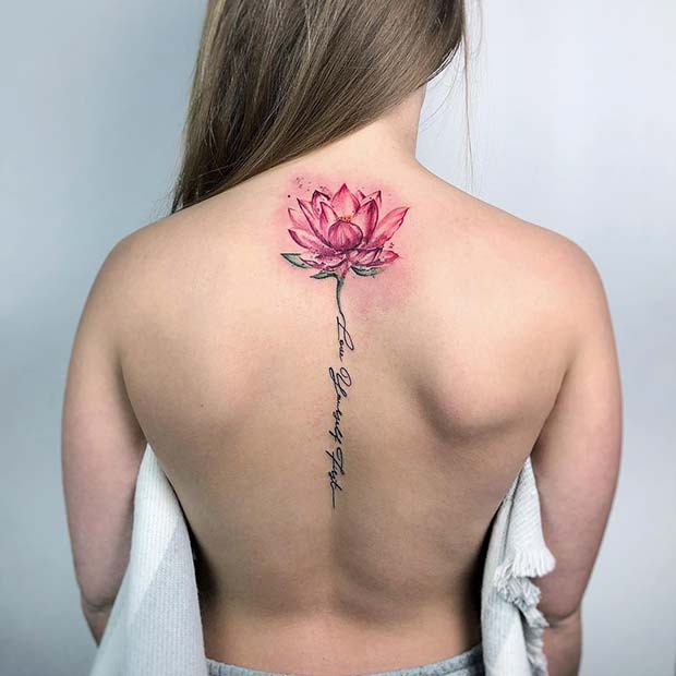 Idée de tatouage de dos de lotus et de citation