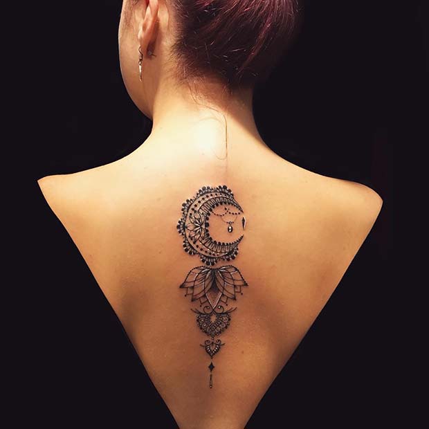 Tatouage au dos de lotus et de lune