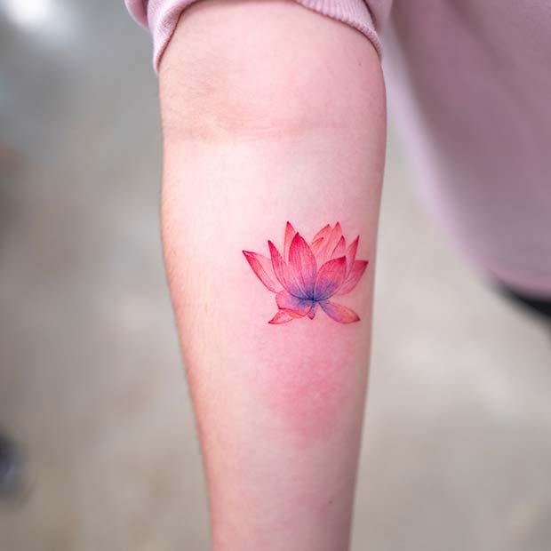 Tatouage de fleur de lotus rose et violet