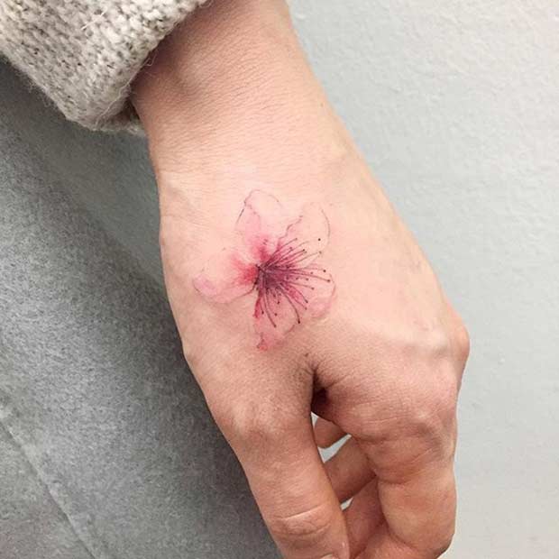 Tatouage main aquarelle fleur rose
